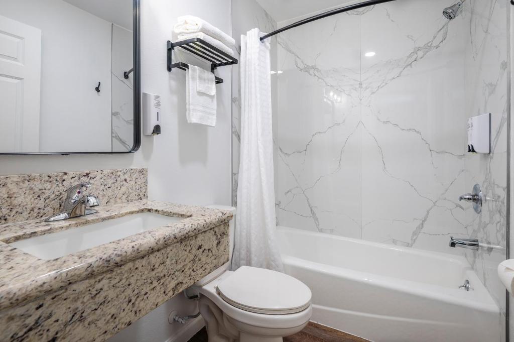 Clean modern La Casita Inn guest room and bathroom